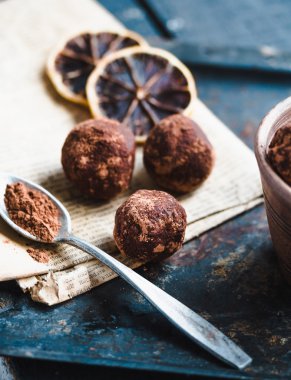 Fındık, incir ve narenciye, truffle ile çiğ çikolata şeker