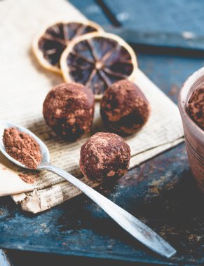 Fındık, incir ve narenciye, truffle ile çiğ çikolata şeker