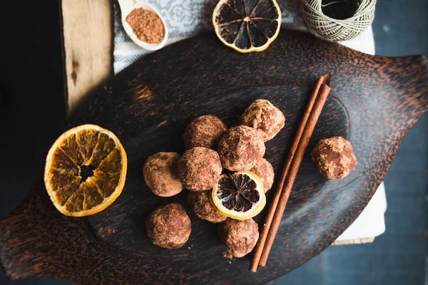 Doces de chocolate cru com nozes, figos e citrinos, trufas — Fotografia de Stock