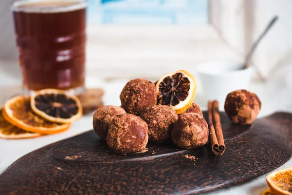 Dulces de chocolate crudo con nueces, higos y cítricos, trufa — Foto de Stock