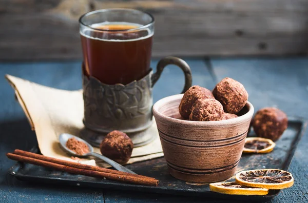 RAW choklad godis med nötter, fikon och citrus, tryffel — Stockfoto