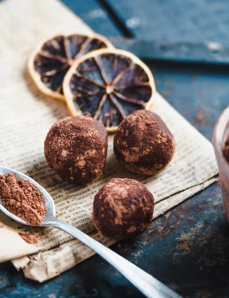Surowy cukierki czekoladowe z orzechów, fig i owoców cytrusowych, trufla — Zdjęcie stockowe