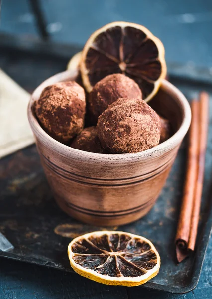 RAW choklad godis med nötter, fikon och citrus, tryffel — Stockfoto