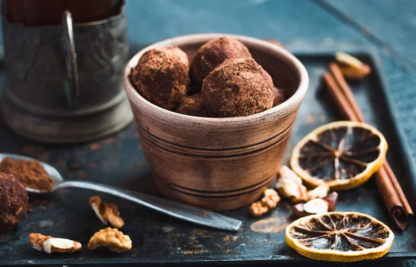 Doces de chocolate cru com nozes, figos e citrinos, trufas — Fotografia de Stock