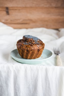 Keçiboynuzu, bal, Kuru üzüm ve poppy ile el yapımı çikolata muffins 