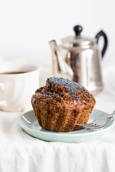 Muffins de chocolate artesanais com alfarroba, mel, passas e papoula — Fotografia de Stock