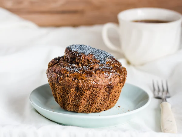 Muffin coklat buatan tangan dengan carob, madu, kismis dan poppy — Stok Foto