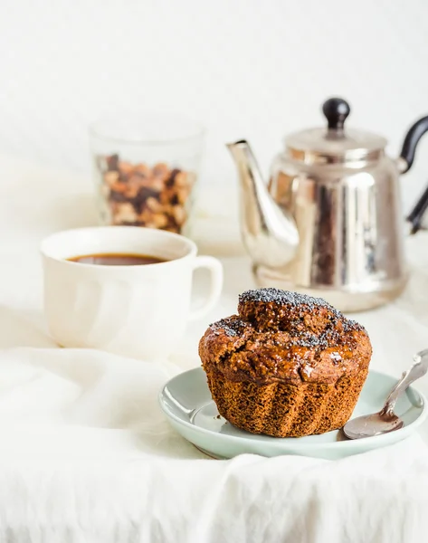 Vegan muffins med carob, honung, russin och vallmo frön, desser — Stockfoto