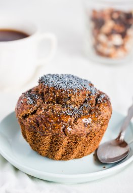 vegan kek keçiboynuzu, bal, Kuru üzüm ve haşhaş tohumu, desser ile