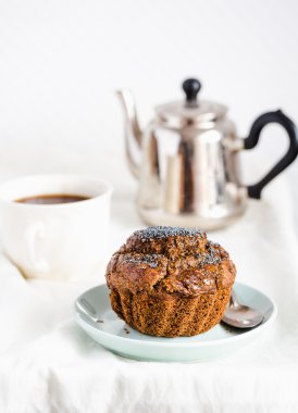 Keçiboynuzu, bal, Kuru üzüm ve haşhaş tohumları, d ile çikolatalı kek