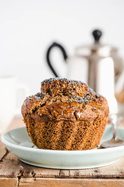 Veganské muffiny s rohovník, medu, rozinek a mákem, Dezertí — Stock fotografie