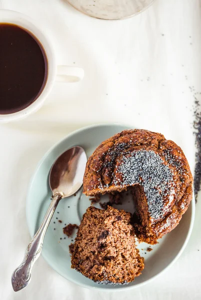 Magdalenas veganas con algarroba, miel, pasas y semillas de amapola, desser — Foto de Stock