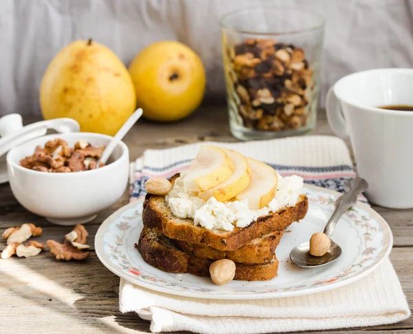 Tostadas para el desayuno con queso crema dulce y pera, una taza de c —  Fotos de Stock