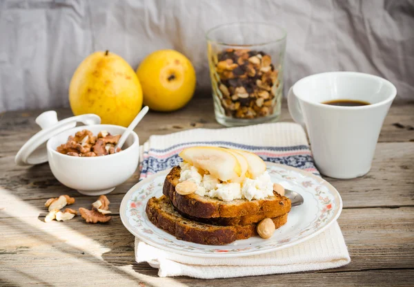 Tostadas para el desayuno con queso crema dulce y pera, una taza de c —  Fotos de Stock