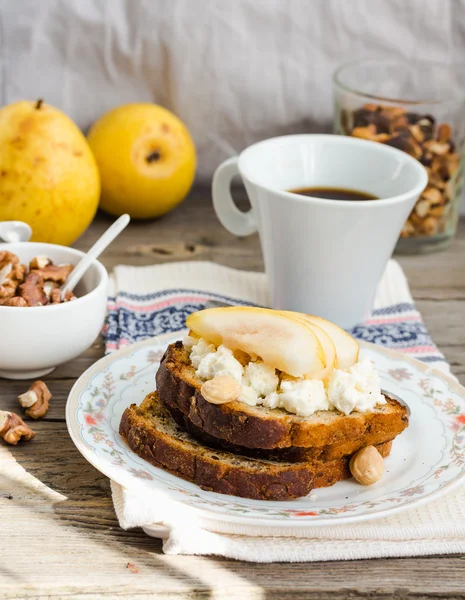 Tostadas para el desayuno con queso crema dulce y pera, una taza de c —  Fotos de Stock