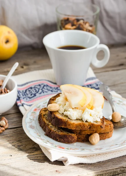 Tostadas para el desayuno con queso crema dulce y pera, café —  Fotos de Stock