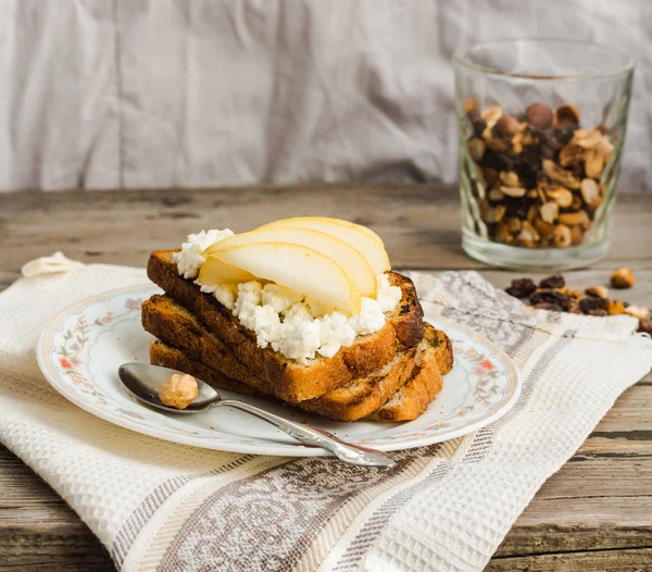 甘いクリーム チーズと梨、c カップで朝食のトースト — ストック写真