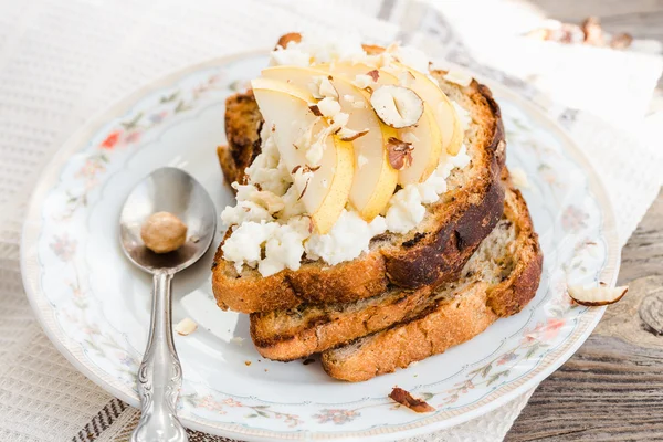 Pane tostato a colazione con crema di formaggio e pera dolce, noci — Foto Stock