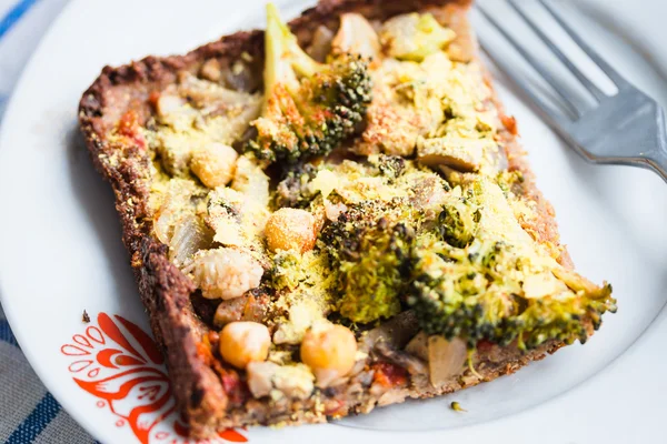 Vejetaryen pizza pasta brokoli, mantar ve nohut hamur zekâ ile — Stok fotoğraf
