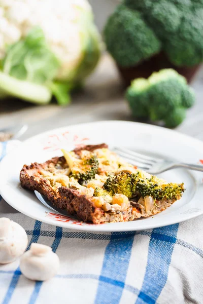 Torta vegana di pizza con broccoli, funghi e ceci pasta arguzia — Foto Stock