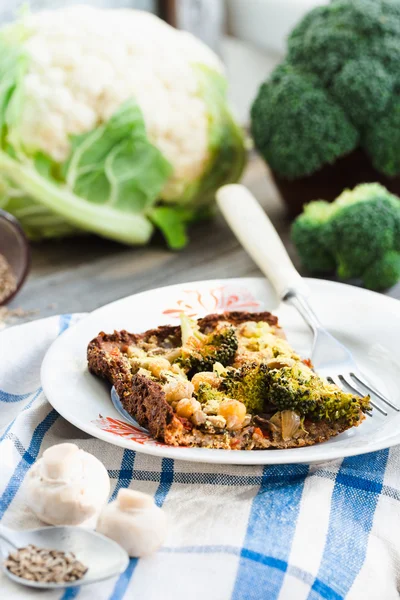 Vegan pizza taart met broccoli, paddestoelen en kikkererwten deeg wit — Stockfoto