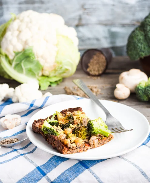 Vegan pizza pie with broccoli, mushrooms and chickpeas dough wit — Stock Photo, Image