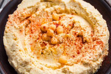 Ev yapımı Humus, nohut, Tahin hamur ve içinde kırmızı biber ile bir