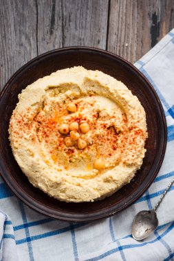Humus, nohut, Tahin hamur ve kil pla içinde kırmızı biber ile