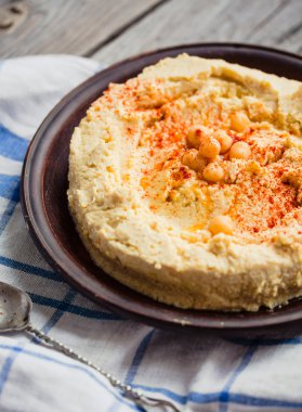 Humus, nohut, Tahin hamur ve kil pla içinde kırmızı biber ile