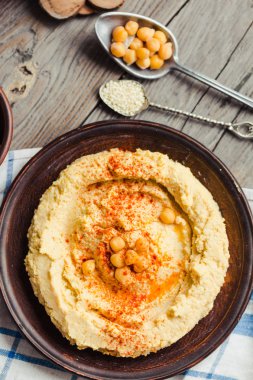 Humus, nohut, Tahin hamur ve kırmızı biber, rustik backgr ile