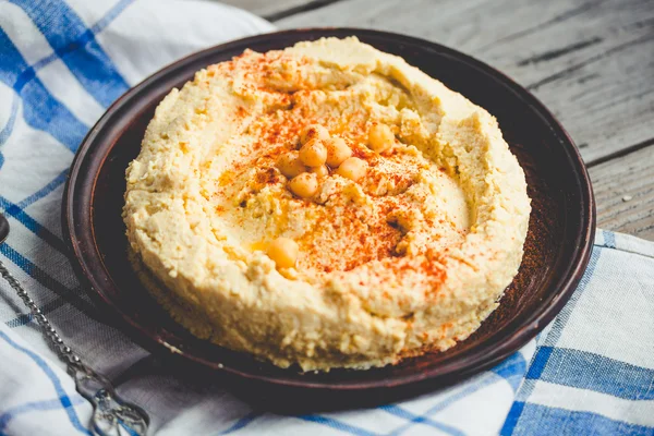 Hemmagjord hummus av kikärter, tahini klistra in och med paprika i en — Stockfoto