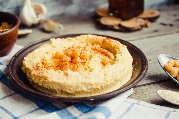 Förrätt hummus med tahini pasta, olivolja, paprika i rustik — Stockfoto