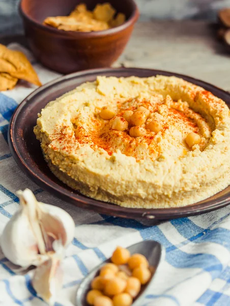 Hummus maison de pois chiches, pâte de tahini et au paprika, vege — Photo