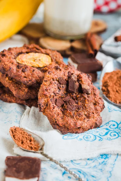 Maquereau frit, poisson en pâte avec un concombre frais — Photo