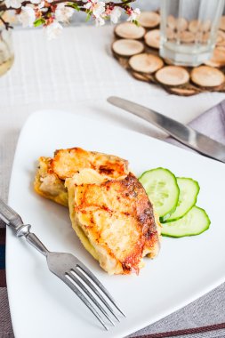 Kızarmış uskumru, Balık içinde meyilli bir taze salatalık ile