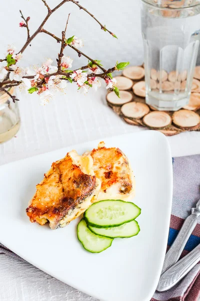 Maquereau frit, poisson en pâte avec un concombre frais — Photo