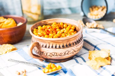 rustik arka planda, füme kırmızı biber baharat ile pişmiş nohut