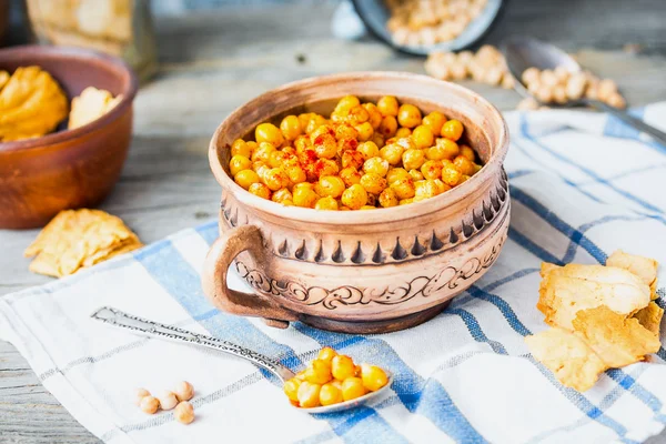 Gebackene Kichererbsen mit Gewürzen auf rustikalem Hintergrund, geräucherter Paprika — Stockfoto