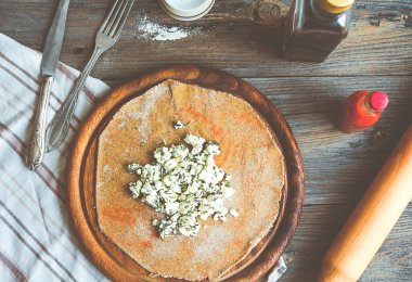 keçi peyniri ve otlar, ahşap pansiyon ile çavdar bisküvi yemek