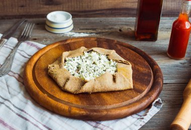 Çavdar yanında da keçi peyniriyle otlar pişirme önce bisküvi