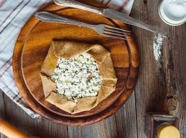 Çavdar yanında da keçi peyniriyle otlar pişirme önce bisküvi