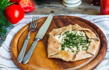 gevrek çavdar bisküvi keçi peyniri ve otlar, taze tomat ile pişmiş