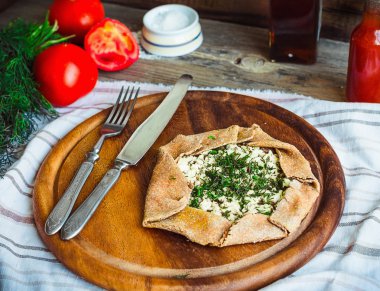 Çavdar bisküvi keçi peyniri ve otlar, closeup ile pişmiş