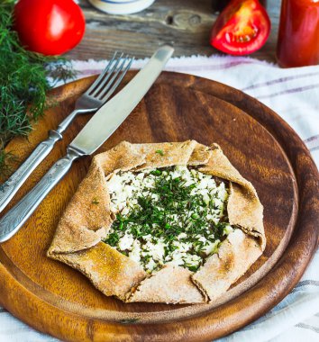 gevrek çavdar bisküvi keçi peyniri ve otlar, taze tomat ile pişmiş