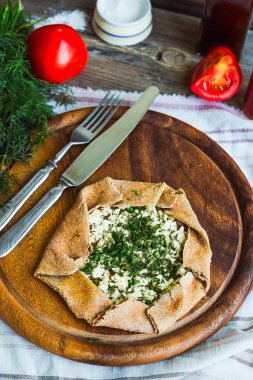 gevrek çavdar bisküvi keçi peyniri ve otlar, taze tomat ile pişmiş
