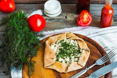 gevrek çavdar bisküvi keçi peyniri ve otlar, taze tomat ile pişmiş