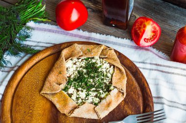 gevrek çavdar bisküvi keçi peyniri ve otlar, taze tomat ile pişmiş