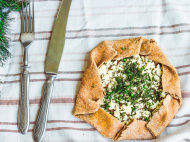 gevrek çavdar bisküvi keçi peyniri ve otlar, closeup ile pişmiş
