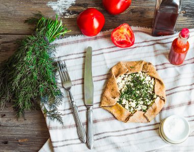 Çavdar keçi peyniri ve otlar, taze domates, üstten görünüm ile bisküvi
