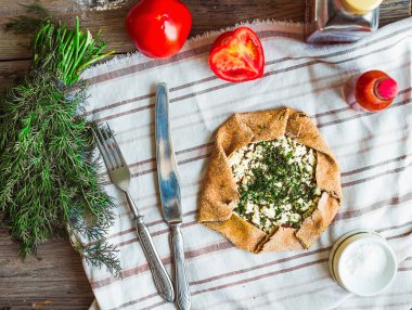 Çavdar keçi peyniri ve otlar, taze domates, üstten görünüm ile bisküvi